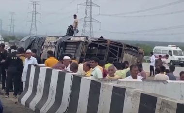 Përplaset në shtyllën elektrike dhe rrokulliset, rezervuari i autobusit përfshihet nga zjarri – humbin jetën 25 pasagjerë në Indi