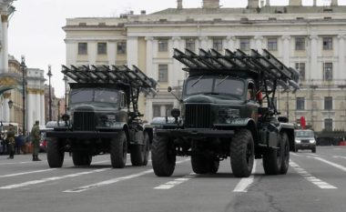 Ministria britanike e Mbrojtjes: Rusët po përdorin automjete të vjetra të mbushura me eksploziv si bomba në Ukrainë
