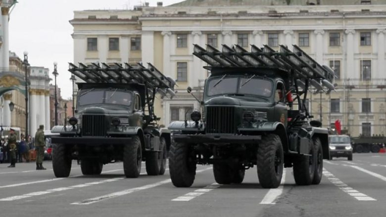 Ministria britanike e Mbrojtjes: Rusët po përdorin automjete të vjetra të mbushura me eksploziv si bomba në Ukrainë