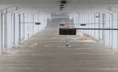 Të paktën 33 persona kanë humbur jetën nga përmbytjet në Korenë e Jugut