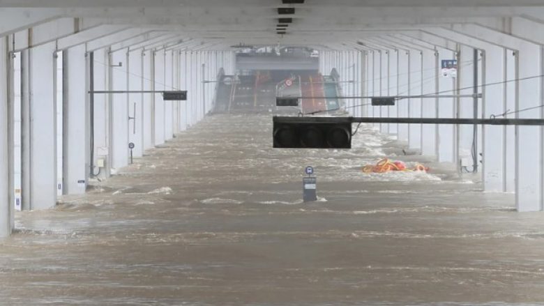 Të paktën 33 persona kanë humbur jetën nga përmbytjet në Korenë e Jugut