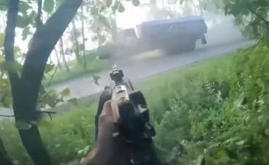 Po kalonte rrugës në një zonë malore, çeçenët që luftojnë për ukrainasit i organizojnë pritë kamionit të rusëve – e godasin me breshri plumbash