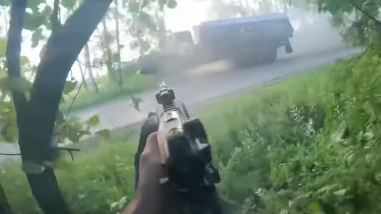 Po kalonte rrugës në një zonë malore, çeçenët që luftojnë për ukrainasit i organizojnë pritë kamionit të rusëve – e godasin me breshri plumbash