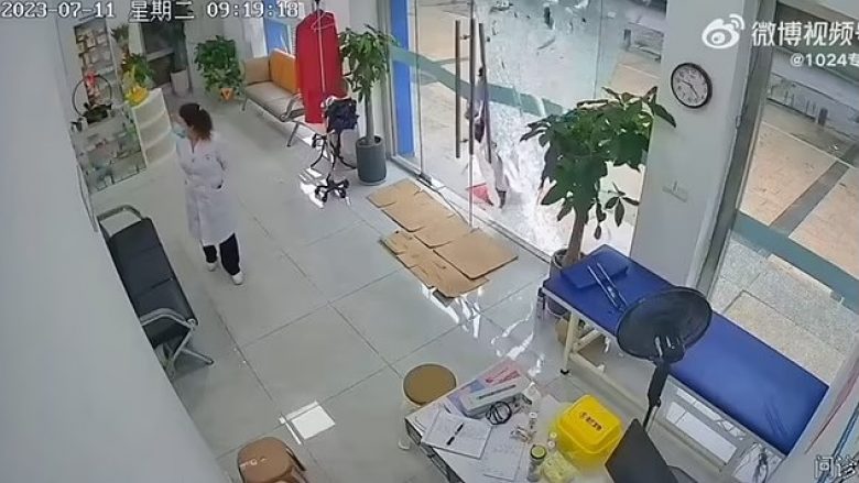 Dera e xhamit i “shpërtheu” në dorë, tjetrës i ra mbi kokë – ngjarja e pazakontë që ndodhi brenda një barnatore në Kinë