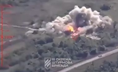 Ukrainasit godasin sistemet artilerike të rusëve të fshehura në zonën malore – nga shpërthimi i fuqishëm ngritët në qiell një “top i zjarrtë”