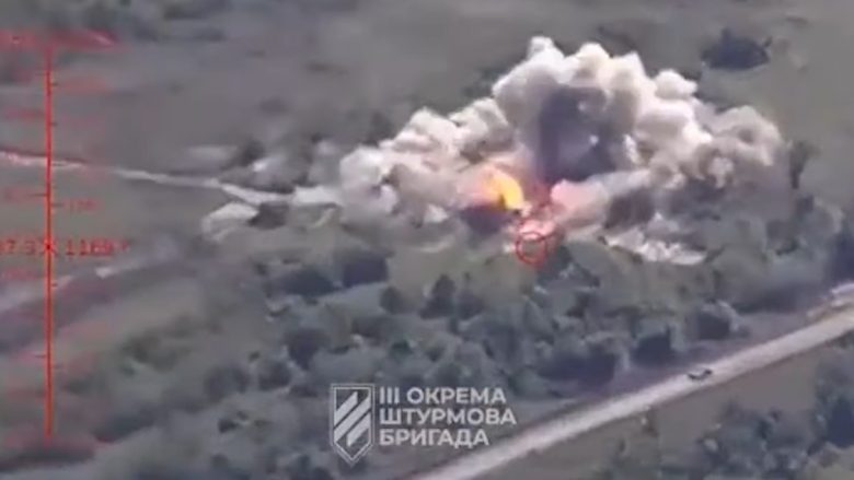 Ukrainasit godasin sistemet artilerike të rusëve të fshehura në zonën malore – nga shpërthimi i fuqishëm ngritet në qiell një “top i zjarrtë”