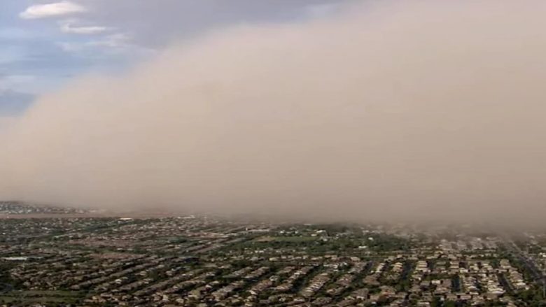 Stuhia e rërës “gëlltit” Phoenix-in në Arizona