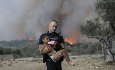 Pamje rrëqethëse të zjarreve në Greqi, banorët e zonave bregdetare të detyruar të evakuohen
