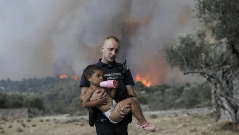 Pamje rrëqethëse të zjarreve në Greqi, banorët e zonave bregdetare të detyruar të evakuohen