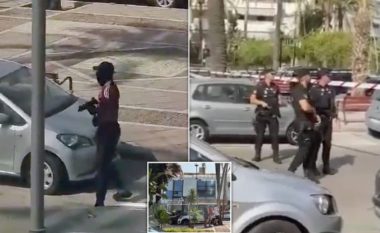 Turistët vrapojnë të tmerruar për t’i shpëtuar vdekjes, sulmuesi i armatosur me pushkë automatike niset drejt restorantit në Spanjë