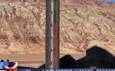 Termometri gjigant në Kinë regjistroi temperaturën prej 80 gradë Celsius, turistët kureshtarë me kapele e çadra bënin selfie