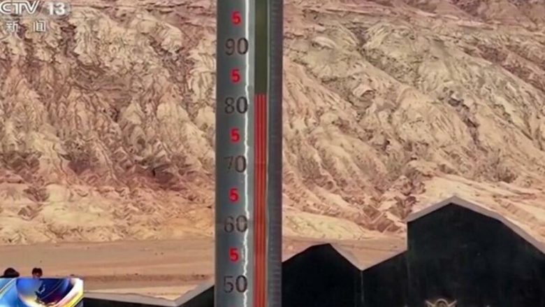 Termometri gjigant në Kinë regjistroi temperaturën prej 80 gradë Celsius, turistët kureshtarë me kapele e çadra bënin selfie