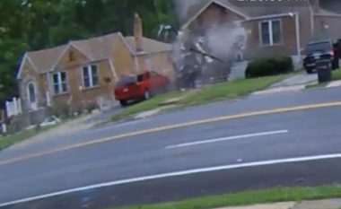 Vetura që lëvizte me shpejtësi mbi 160 km/h përplaset në një shtëpi në Missouri, shoferja humb jetën – foshnja që ishte brenda shtëpisë shpëton “për një fije floku”