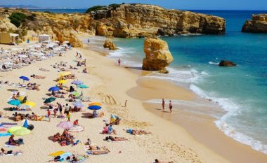 Lëshimi i muzikës me zë të lartë në një plazh mund t’ju sjellë një gjobë prej 36,000 euro në Portugali