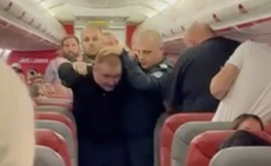 Dramë në fluturimin Turqi-Britani, pasagjeri i dehur tenton të hap derën e aeroplanit – piloti detyrohet të bëjë ulje emergjente në Bullgari