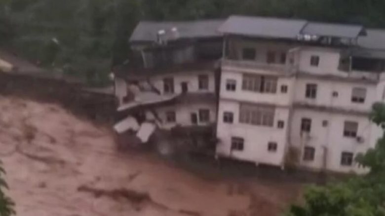 Për shkak të përmbytjes, shembet ndërtesa në Kinë –  shpëtimtarët po nxjerrin qytetarët nga veturat e mbuluara me ujë