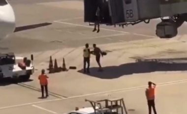 Dramë në aeroportin e Stambollit, babë e bir kërcejnë nga tri metra lartësi – tentuan dhunshëm të futen në aeroplan