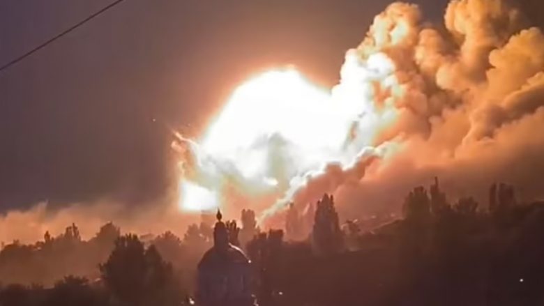 Depoja gjigante e municionit të rusëve hidhet në erë nga ukrainasit, shpërthimi ishte aq i madh sa që u krijua një top i madh i zjarrit në qiell