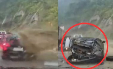 Guri gjigant bie në rrugë dhe shtyp dy vetura në Indi, humbin jetën dy persona – filmohet momenti rrëqethës