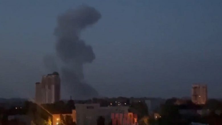 Një shpërthim i fuqishëm tronditi qytetin Makiivka që kontrollohet nga rusët, raportohet për të plagosur
