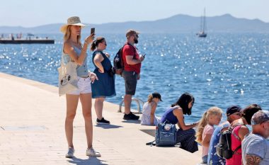 Turistët ankohen për çmimet në Kroaci: 40 euro një krevat në plazh, dhjetë qebapa 18 euro