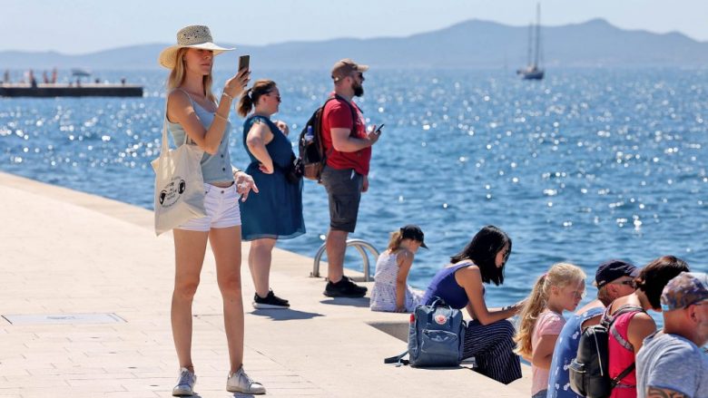Turistët ankohen për çmimet në Kroaci: 40 euro një krevat në plazh, dhjetë qebapa 18 euro