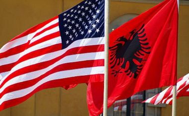 Tirana mbushet me flamurë amerikanë, vazhdojnë përgatitjet për të mirëpritur Bill Clintonin