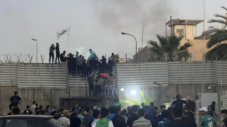 I vihet zjarri ambasadës suedeze në Bagdad për shkak të njoftimit për djegien e Kuranit