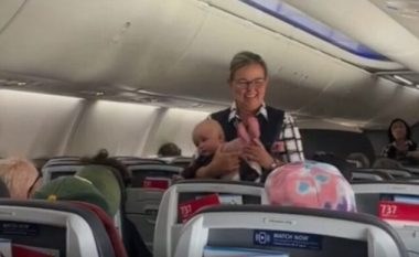 Stjuardesa kënaqi pasagjerët – qetësoi foshnjën e shqetësuar