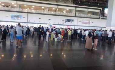 Turma qytetarësh në Aeroportin e Shkupit, presin ardhjen e mërgimtarëve