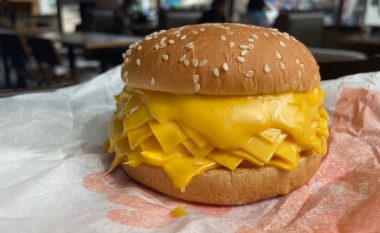 Hamburgeri i Burger King me 20 copa djathi bëhet viral në internet