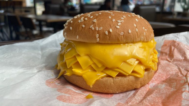 Hamburgeri i Burger King me 20 copa djathi bëhet viral në internet