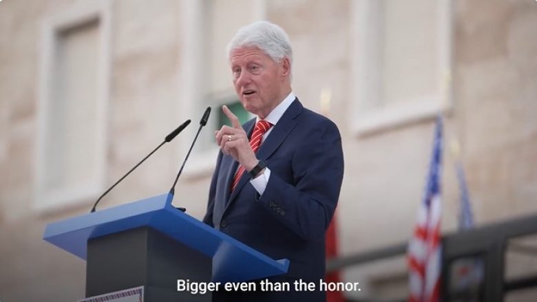Clinton shpërndan në Twitter mesazhin që dha gjatë qëndrimit në Shqipëri