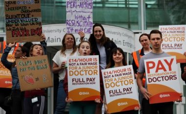 Filloi greva më e gjatë në historinë e kujdesit shëndetësor në Britani: Dhjetëra mijëra mjekë kërkojnë paga më të larta