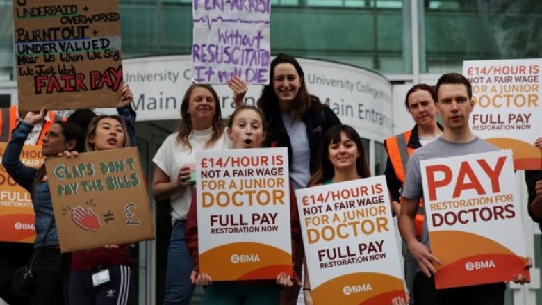 Filloi greva më e gjatë në historinë e kujdesit shëndetësor në Britani: Dhjetëra mijëra mjekë kërkojnë paga më të larta