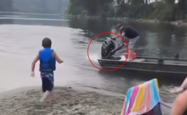 Djali dëshironte të hipte në varkë, por sigurisht nuk e priste atë që ndodhi