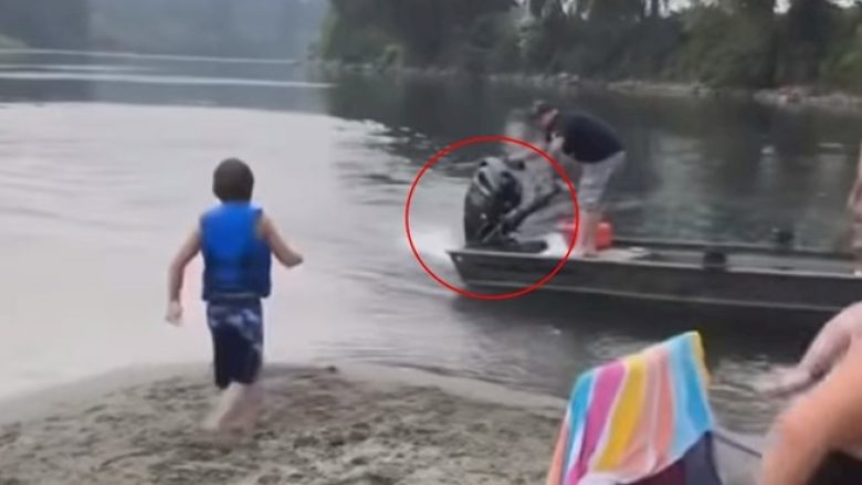 Djali dëshironte të hipte në varkë, por sigurisht nuk e priste atë që ndodhi