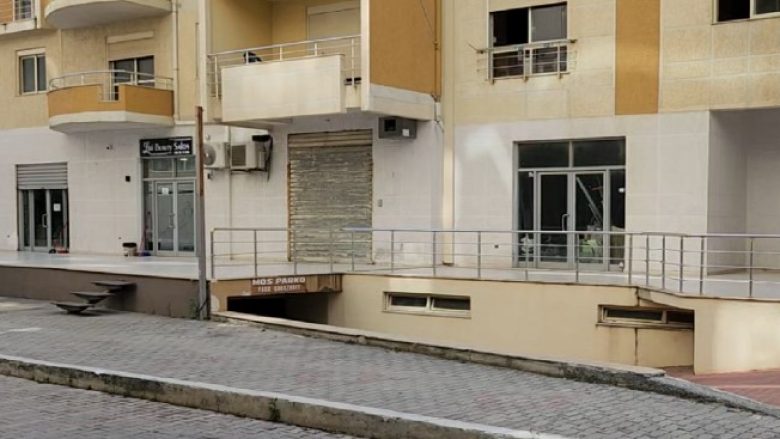 Si u morën peng kosovarët në Durrës dhe qëndruan të mbyllur në garazhë për 45 minuta?