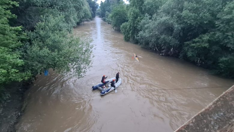 Një serbe dyshohet se ka rënë në lumin Ibër, kërkimet pritet të vazhdojnë edhe nesër