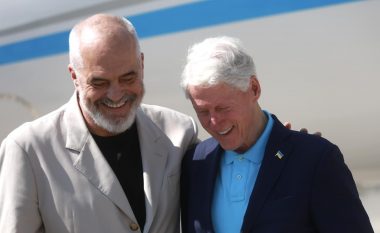Bill Clinton mbërrin në Rinas, Rama publikon foton: Me mikun e përjetshëm të kombit shqiptar