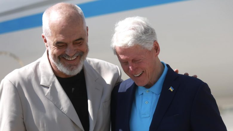 Bill Clinton mbërrin në Rinas, Rama publikon foton: Me mikun e përjetshëm të kombit shqiptar