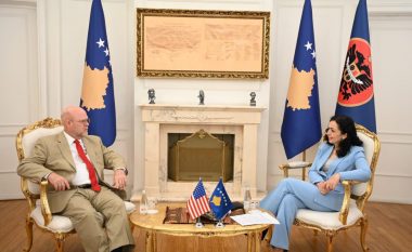 Presidentja Osmani me ambasadorin Hovenier diskutojnë për shtensionimin e situatës në veri