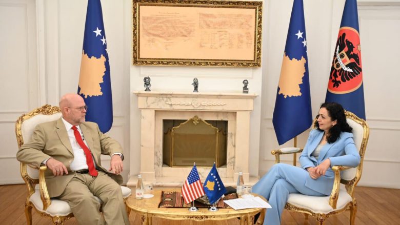 Presidentja Osmani me ambasadorin Hovenier diskutojnë për shtensionimin e situatës në veri