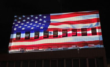 Flamuri amerikan ndriçon ndërtesën e Presidencës dhe Kuvendit