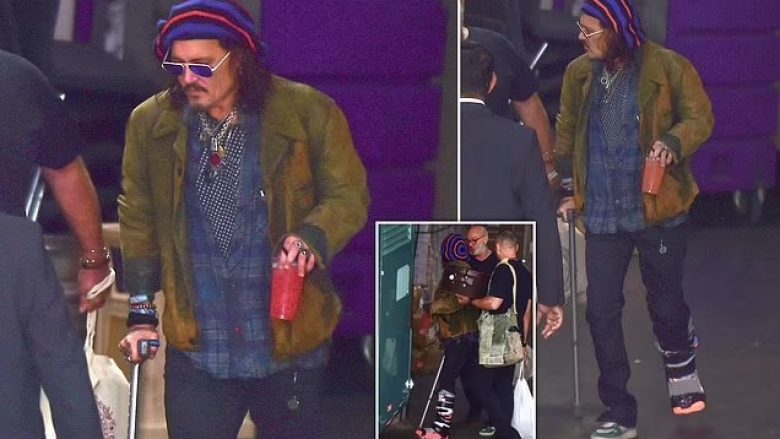 Johnny Depp fotografohet me paterica dhe allçi pas lëndimit që pësoi në këmbë