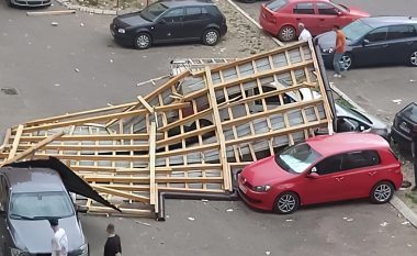 Bie kulmi i një ndërtese në Prishtinë si pasojë e motit të ligë, katër vetura të dëmtuara