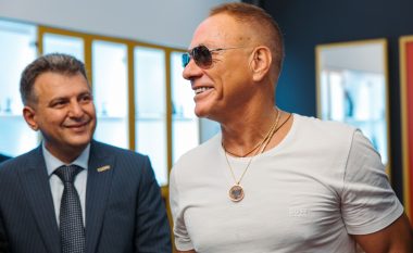 Kush ia dhuroi qaforen e famshme me shqiponjë, Jean-Claude Van Damme-it?