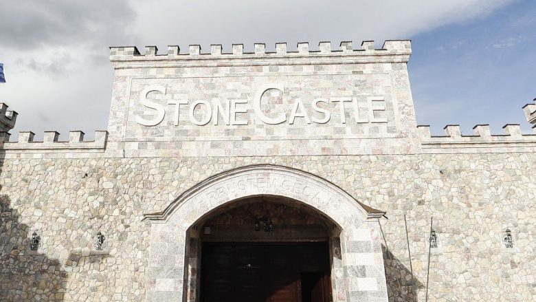 Stone Castle Vineyards and Winery sjell magjinë e verërave në çdo tryezë
