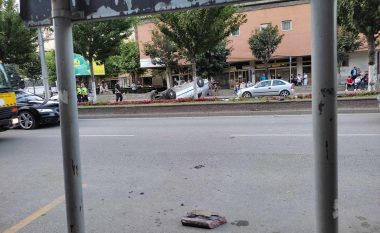 Aksident në qendrën e Tetovës, rrotullohet një veturë