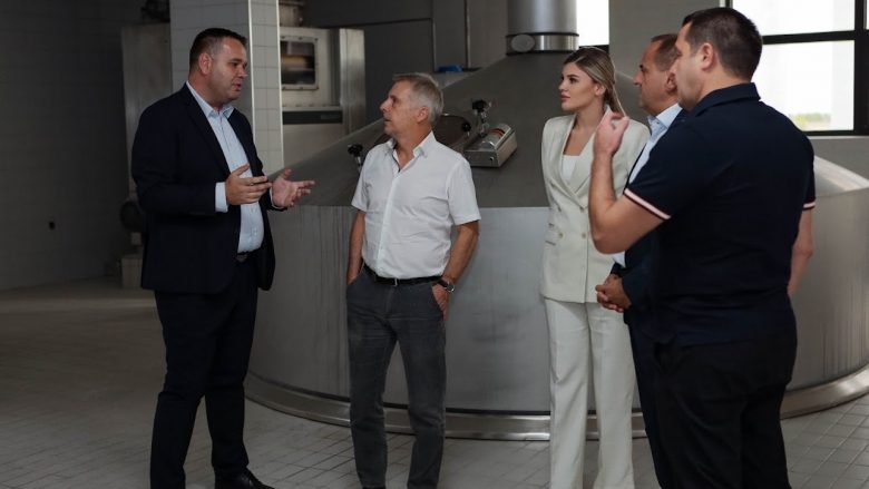 Ambasadori Jorn Rohde njihet me suksesin e Birrës Peja në Kosovë